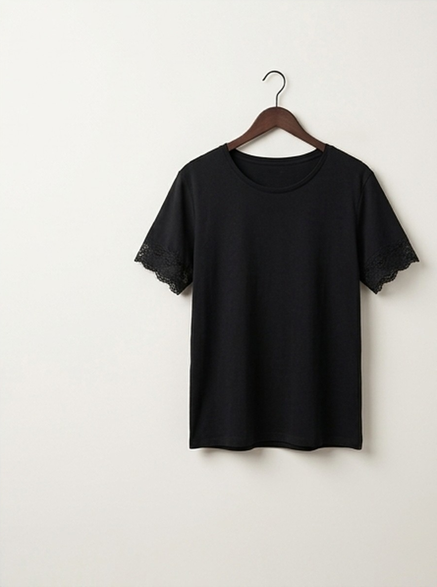 Remera negra con encaje en las mangas